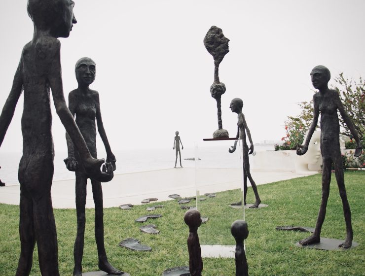Alida Torbay, Caminante, 2022. Bronze, 170 cm.
