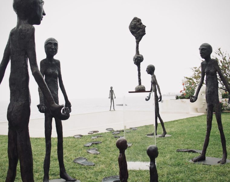 Alida Torbay, Caminante, 2022. Bronze, 170 cm.