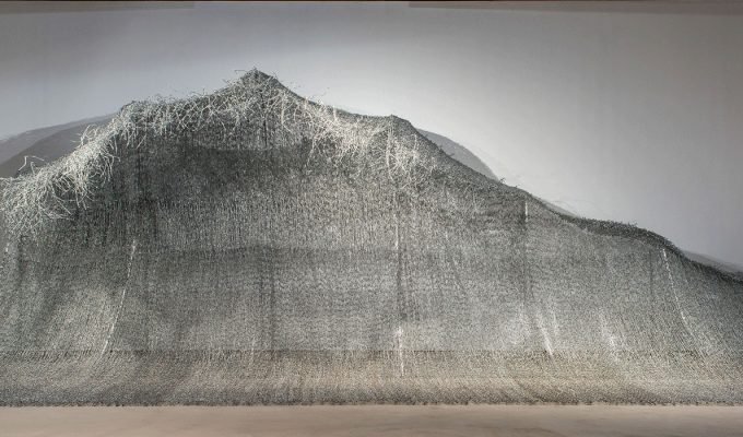 Abdul Rahman Katanani, The Wave of Change, 2019. Woven barbed wire, 350 x 850 x 400 cm. ©Paul Hannebelle