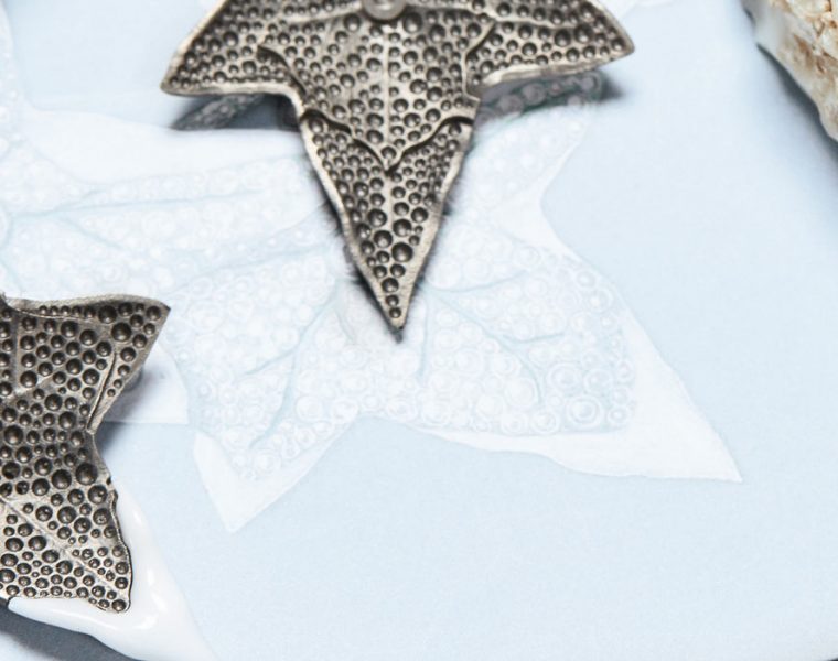 Nature Triomphante 2018 Collection. Phase of application of cacholong on the titanium leaves of the Lierre Givré necklace.
