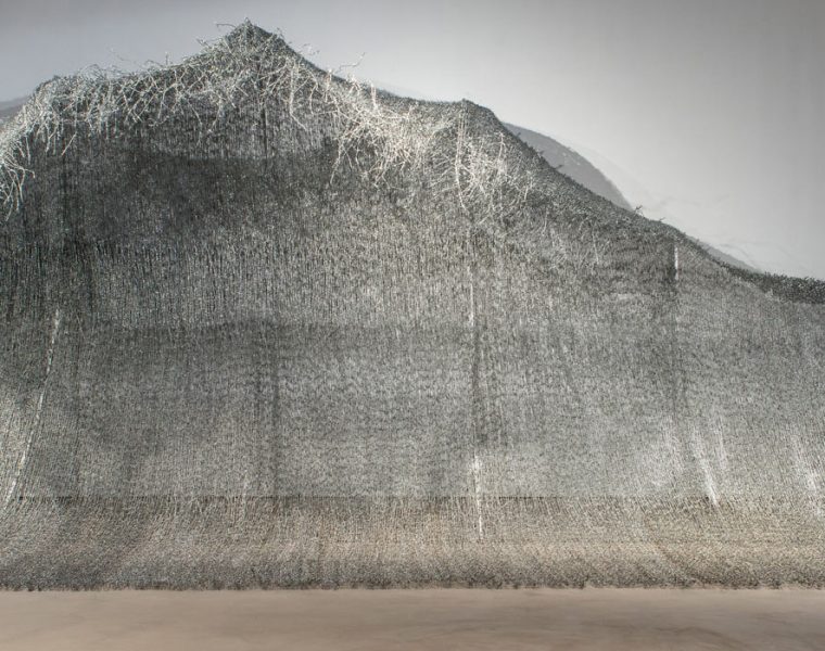 Abdul Rahman Katanani, The Wave of Change, 2019. Woven barbed wire, 350 x 850 x 400 cm. ©Paul Hannebelle