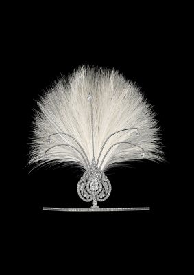 Head ornament, Cartier New York, circa 1924. Platinum, white gold, pink gold, one 4.01-carat pear-shaped diamond, five briolette-cut diamonds weighing 5.22 carats in total, round old-, single- and rose-cut diamonds, feathers, millegrain setting. Cartier Collection. Marian Gérard, Cartier Collection © Cartier