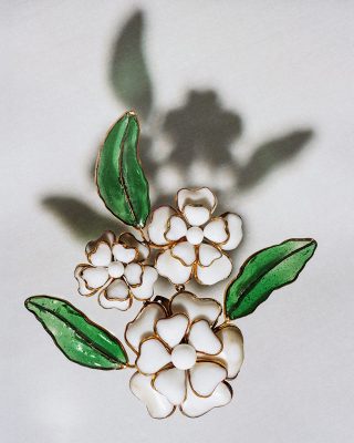CHANEL design made by Gripoix, Brooch 1937. Gilded metal, translucent and opaque polychrome glass. Patrimoine de CHANEL, Paris. Photo © Julien T. Hamon