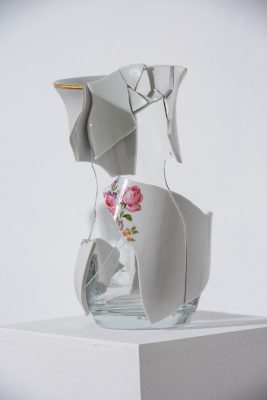 Julia Llerena, Frágil IV, 2021 . Porcelain and glass. 25 × 15 × 15 cm. Courtesy of the artist and Sabrina Amrani