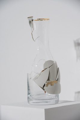 Julia Llerena, Frágil V, 2021 . Porcelain and glass. 25 × 15 × 10 cm. Courtesy of the artist and Sabrina Amrani